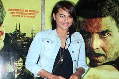Sonakshi Sinha To Play Lead in Hindi Remake of Tamil Film <i>Mounaguru</i> Sonakshi Sinha To Play Lead in Hindi Remake of Tamil Film <i>Mounaguru</i>