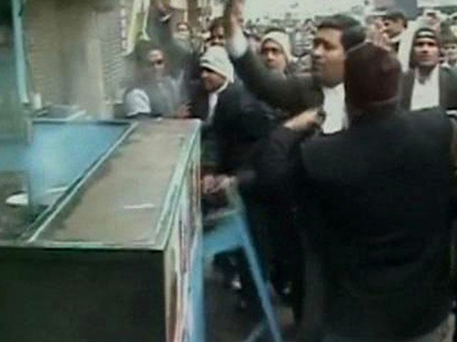 यूपी : हाईकोर्ट बेंच बनाने की मांग को लेकर वकीलों ने की तोड़-फोड़