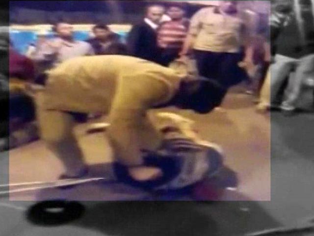 कैमरे में कैद : आरपीएफ जवानों ने विकलांग भिखारी को पीटा