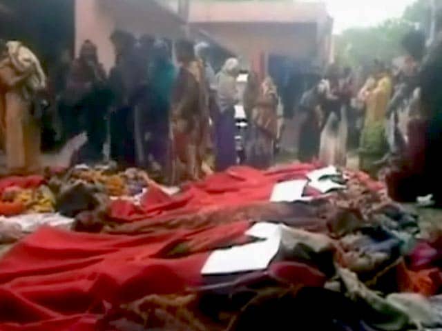 Videos : वाराणसी में नसबंदी के बाद महिलाओं को जमीन पर लिटाया