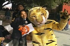 दिल्ली मॉडर्न स्कूल पहुंची बाघ बचाओ मुहिम की टीम दिल्ली मॉडर्न स्कूल पहुंची बाघ बचाओ मुहिम की टीम