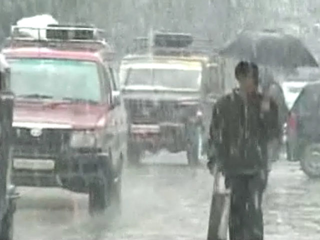 पहाड़ी राज्यों में हिमस्खलन की चेतावनी, दिल्ली में भी बारिश संभव