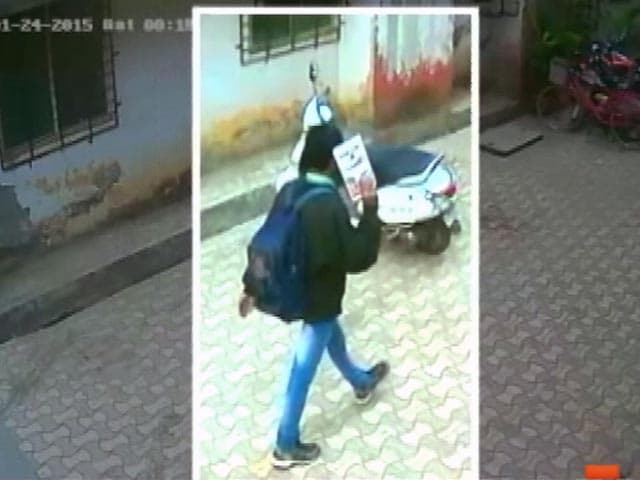 Videos : महिला की दिलेरी ने लुटेरों को भागने पर किया मजबूर