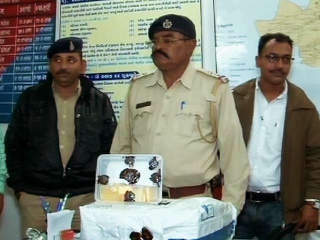 गुजरात में स्कूल के लॉकर से मिले डेढ़ करोड़