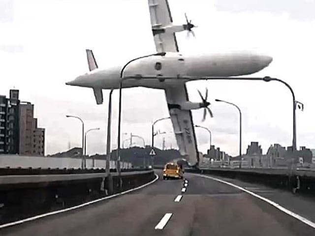 Video : Taiwan Plane Crashes into River After Take-Off