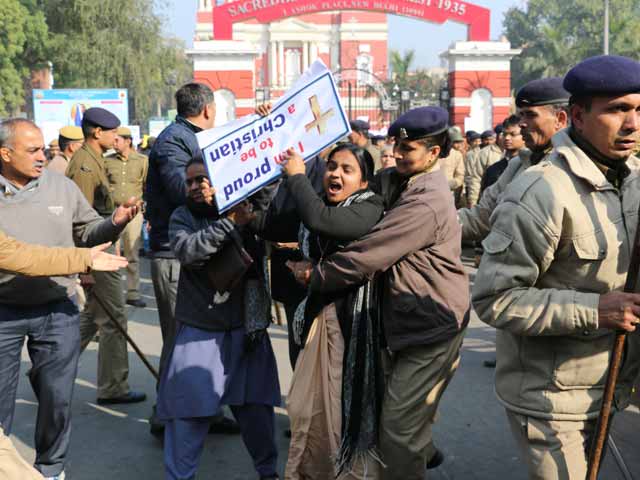 Video : Police Drag Priests, Nuns, Children Into Buses During Protest in Delhi