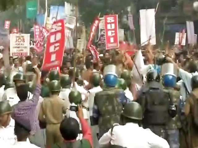 Video : Protesting Left Party, Police Clash in Kolkata, 250 Injured