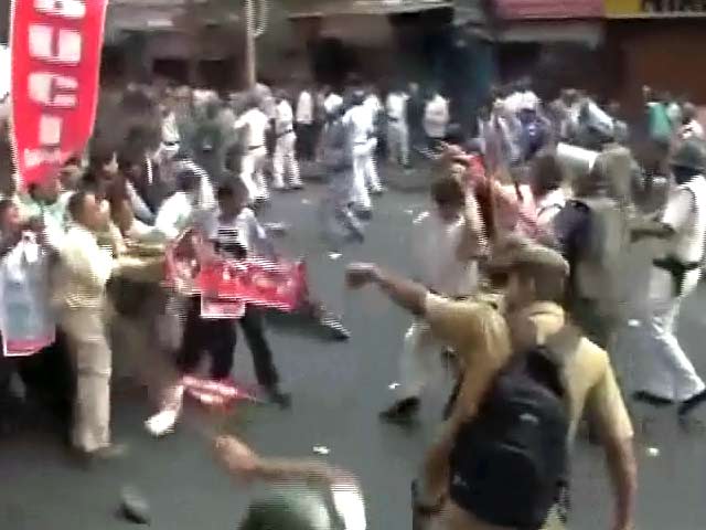 कोलकाता के धर्मतला में वाम संगठन और पुलिस के बीच झड़प