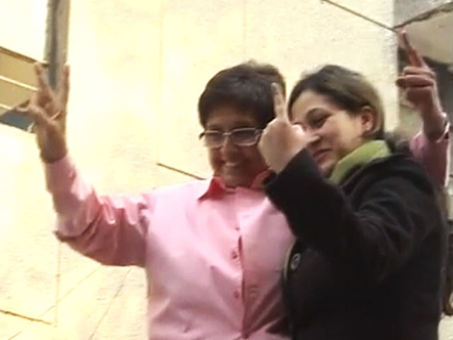 Kiran Bedi Flashes 'Victory Sign' After Casting her Vote