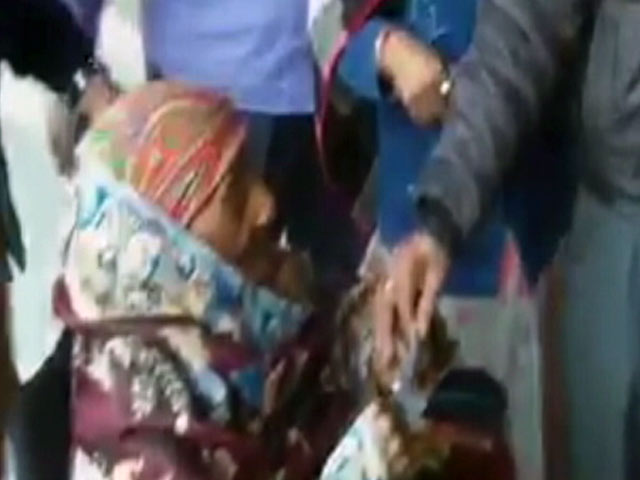 दिल्ली चुनाव : 107 साल की जेवाती देवी भी पहुंचीं वोट डालने