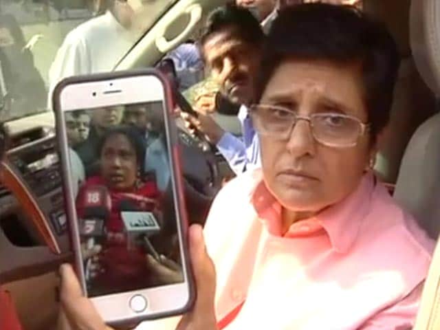 Videos : किरण बेदी ने 'आप' के खिलाफ लहराया वीडियो, वोटरों को धमकाने का आरोप