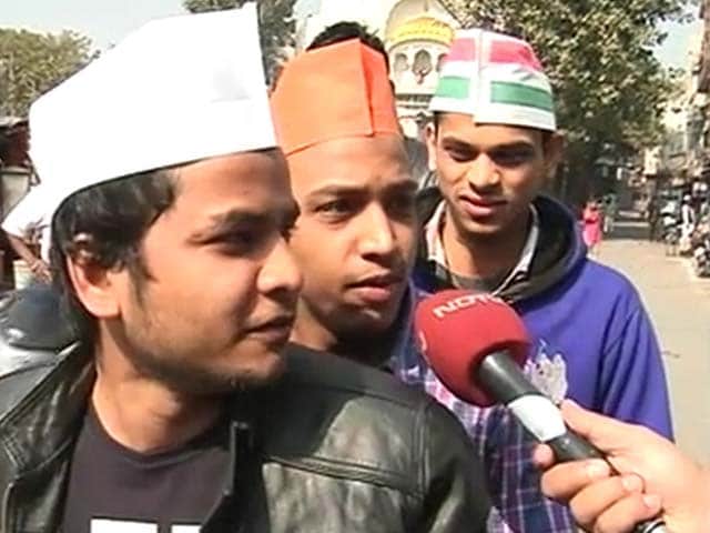 Video : Smile. An <i>Amar Akbar Anthony</i> Moment in Bitter Delhi Battle