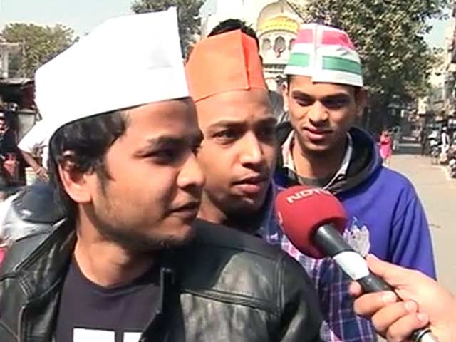 आए एक ही स्कूटर पर, वोट दिया अलग-अलग पार्टी को