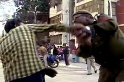 पोलिंग बूथ पर पहुंचे शराबी वोटर की पिटाई पोलिंग बूथ पर पहुंचे शराबी वोटर की पिटाई