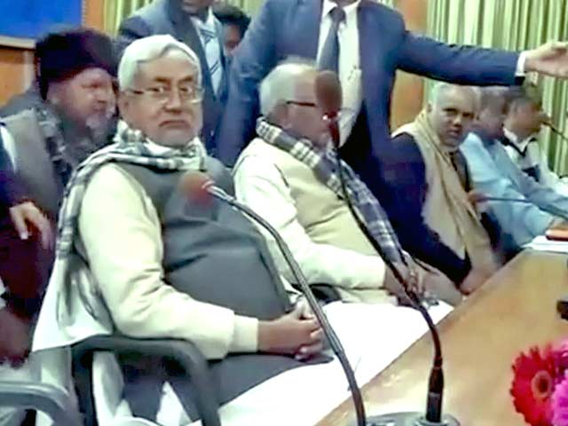 बिहार में नीतीश समर्थक 20 मंत्रियों ने दिया इस्तीफ़ा