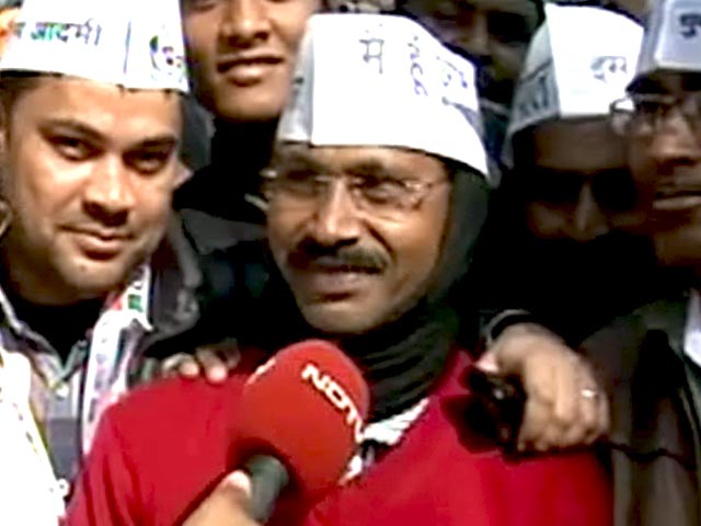 आप के जश्न में केजरीवाल का हमशक्ल