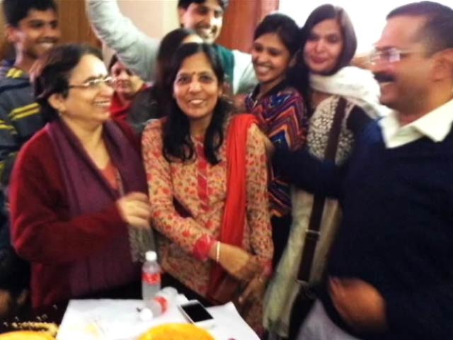 जब अपनी पत्नी के गले लग गए केजरीवाल