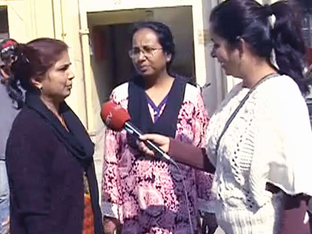 दिल्ली के इन इलाकों में बूंद-बूंद पानी को तरस रहे लोग