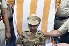 कैंसर से लड़ रही नन्ही बच्ची बनी एक दिन थानेदार कैंसर से लड़ रही नन्ही बच्ची बनी एक दिन थानेदार