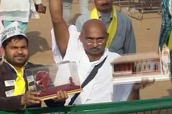 अरविंद के शपथ ग्रहण में अलग-अलग रूप बनाकर पहुंचे लोग अरविंद के शपथ ग्रहण में अलग-अलग रूप बनाकर पहुंचे लोग