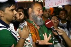 पाकिस्तानी फैन ने कहा, धोनी फिर ले जाएंगे वर्ल्ड कप पाकिस्तानी फैन ने कहा, धोनी फिर ले जाएंगे वर्ल्ड कप