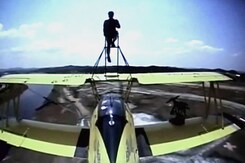 उड़ते जहाज के पंखों पर करतब दिखाती महिलाएं उड़ते जहाज के पंखों पर करतब दिखाती महिलाएं