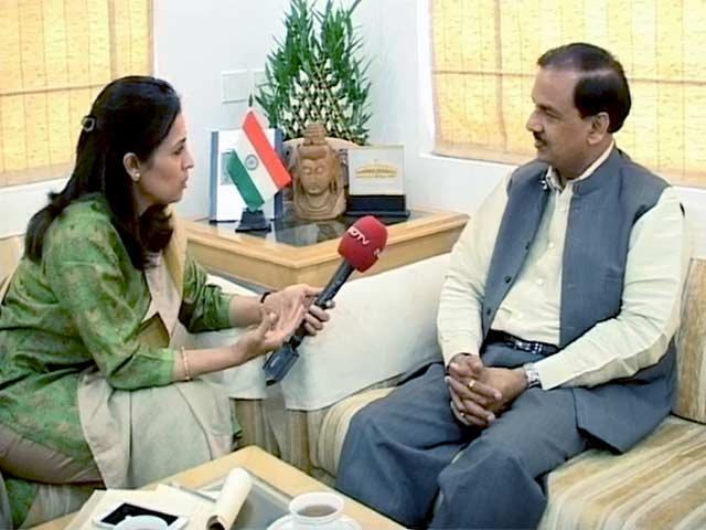 बड़ी खबर : महेश शर्मा ने कहा, पीएम मोदी को अच्छे कपड़ों का शौक, इसमें गलत क्या