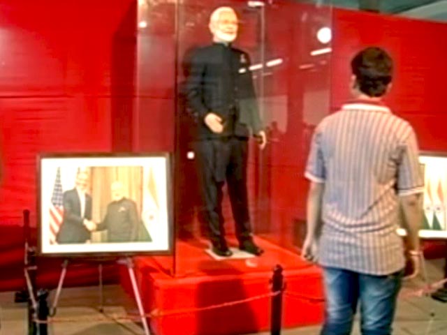 प्राइम टाइम इंट्रो : मोदी के सूट की नीलामी पर राजनीति