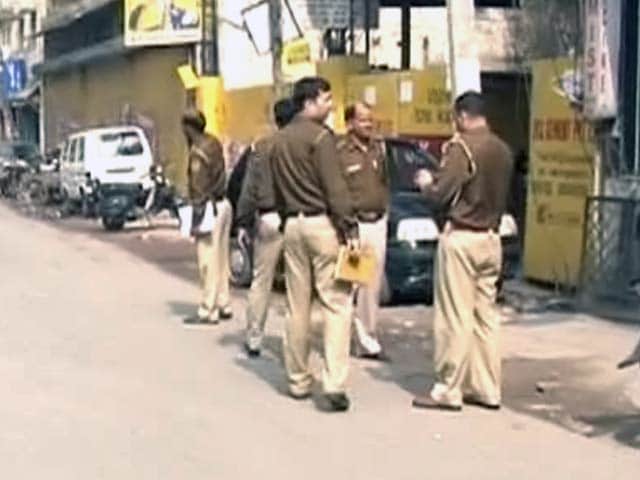 Videos : दिल्‍ली में पार्किंग पर पंगा : गार्ड ने चलाई गोली, 4 घायल