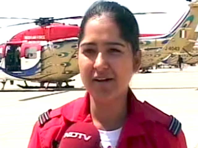 बेंगलुरु : सांरग एयरोबैटिक टीम के करतब