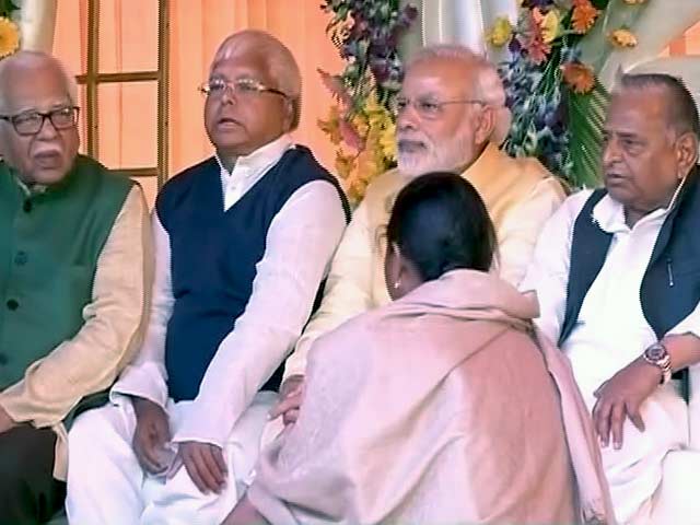 मुलायम के घर में पीएम मोदी मेहमान