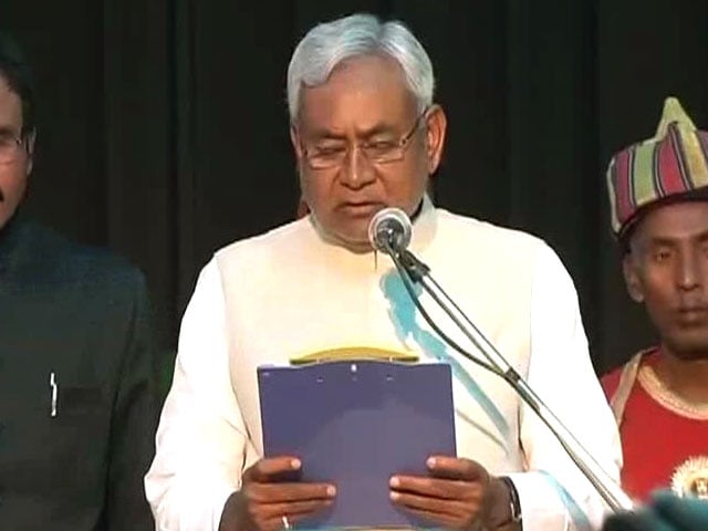 Video : Nitish Kumar Takes Oath as Bihar Chief Minister; Mamata Banerjee, Tarun Gogoi Attend Swearing In