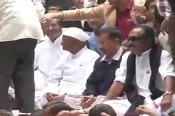 Rapprochement Complete. Kejriwal Shares Stage With Anna in Delhi Rapprochement Complete. Kejriwal Shares Stage With Anna in Delhi