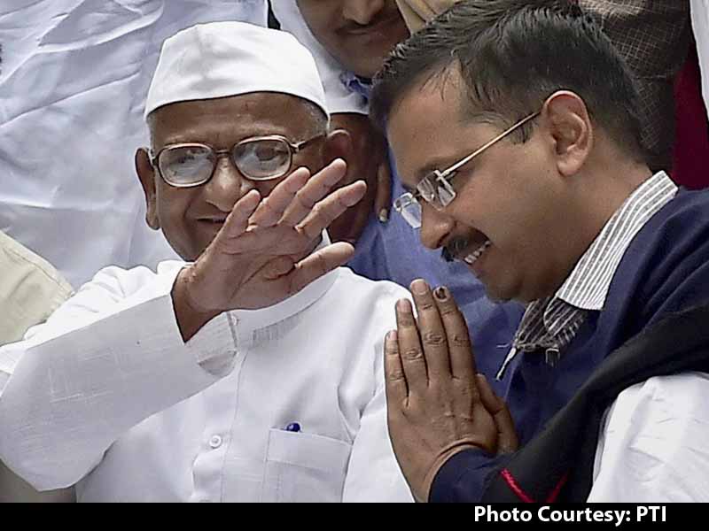 Rapprochement Complete. Arvind Kejriwal Shares Stage With Anna Hazare in Delhi