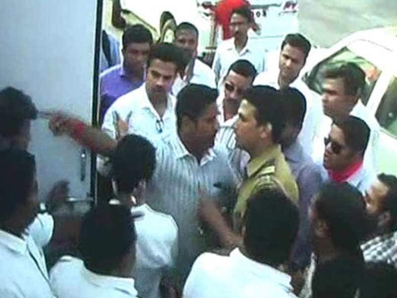 Video : Suspected MNS Workers Attack Toll Plaza in Navi Mumbai, 1 Official Injured