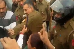 स्पीड न्यूज : 'आप' विधायक से हाथापाई स्पीड न्यूज : 'आप' विधायक से हाथापाई