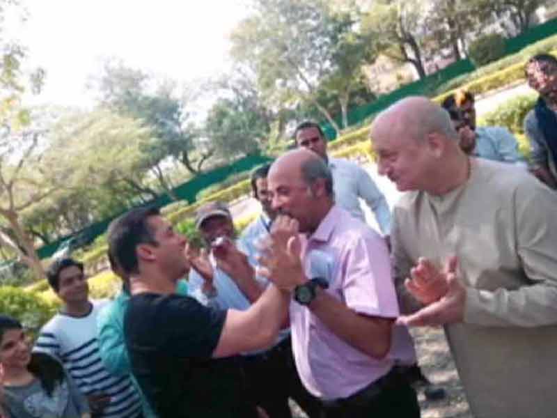 Salman Khan Celebrates Sooraj Barjatya's Birthday