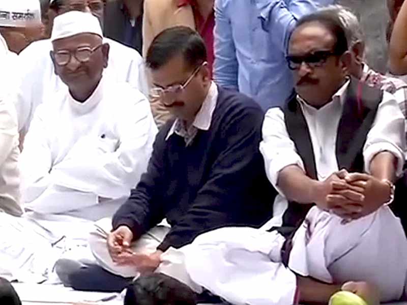 Videos : अण्णा के मंच पर केजरीवाल