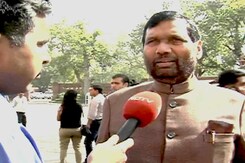 'आधार' की बंदिश : पासवान ने पल्ला झाड़ा 'आधार' की बंदिश : पासवान ने पल्ला झाड़ा