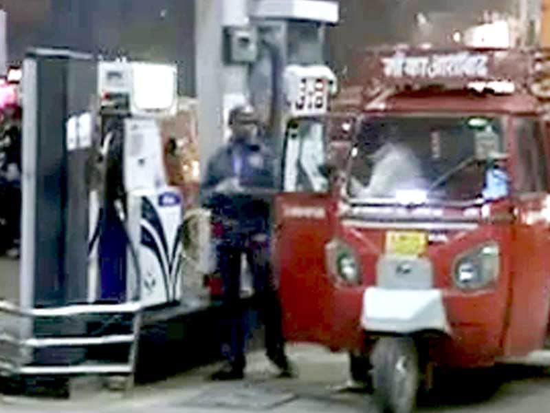 Videos : करीब तीन रुपये महंगा हुआ पेट्रोल और डीजल
