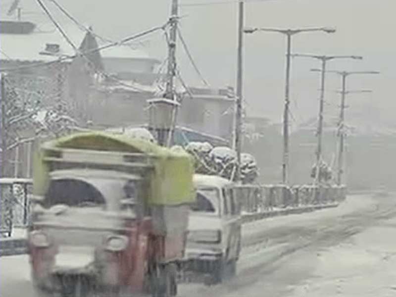 जम्मू-कश्मीर में भारी बर्फबारी