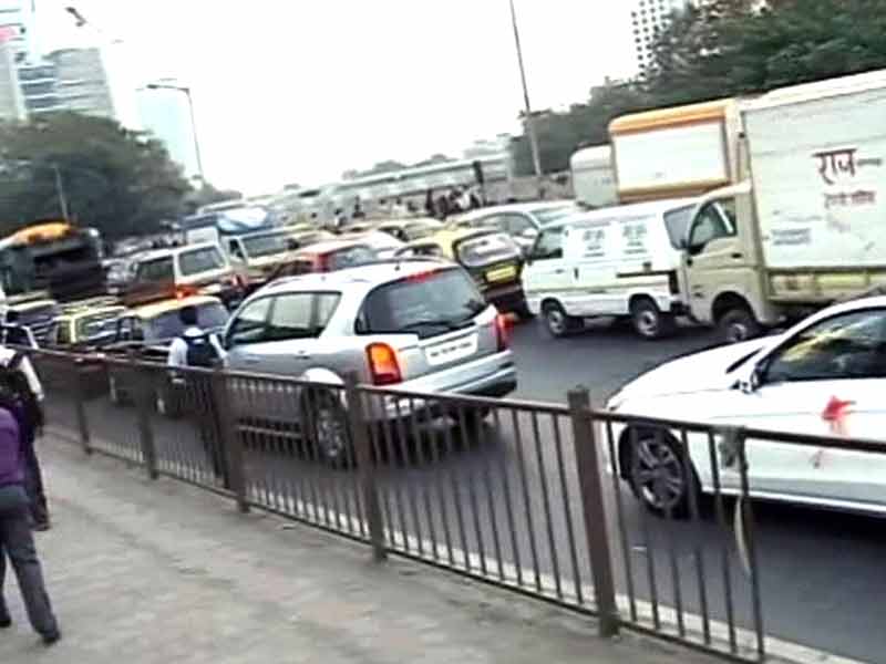 Video : Chief Minister Devendra Fadnavis Apologises After VIP Arrangement for Him Halts Traffic in Mumbai