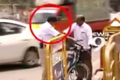एंबुलेंस के लिए बनाया रास्ता, ट्रैफिक पुलिस ने पीटा एंबुलेंस के लिए बनाया रास्ता, ट्रैफिक पुलिस ने पीटा