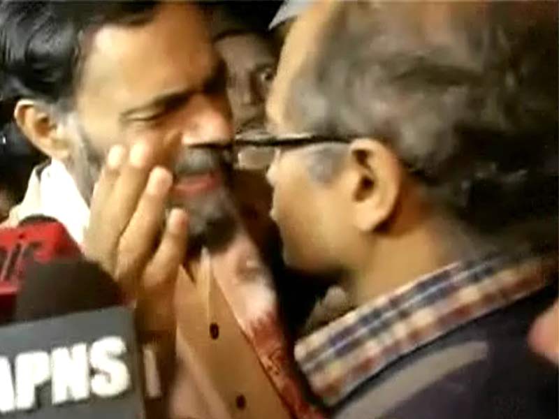 आठ के मुकाबले 11 वोटों से हुआ योगेंद्र, भूषण पर फैसला