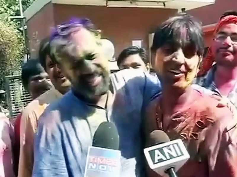 Videos : होली पर गले मिले योगेंद्र यादव और कुमार विश्वास