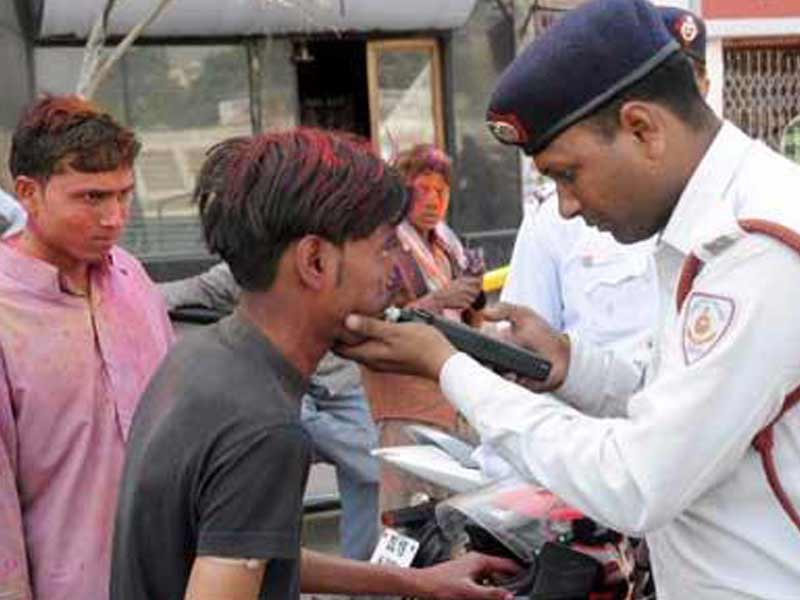 होली में हुड़दंग में ट्रैफिक नियमों की अनदेखी, कटे 5500 चालान