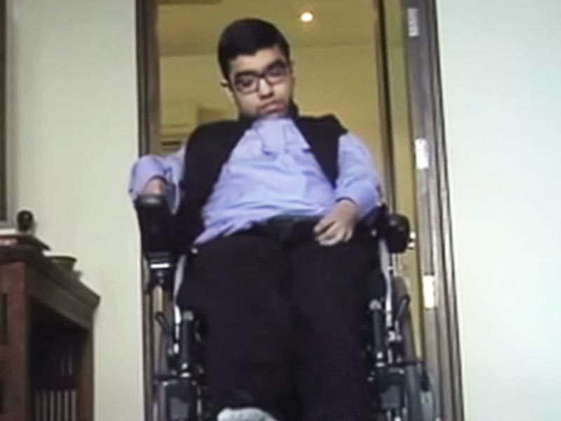 व्हील चेयर पर बैठे शख्स को नो एंट्री!