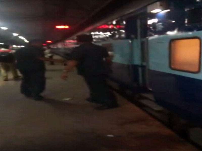 Videos : #NoVIP : उमा भारती के कारण ट्रेन को देर तक रोके रखा