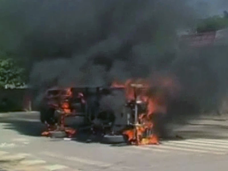 इलाहाबाद में वकील की मौत के बाद प्रदर्शन, आगजनी और पथराव