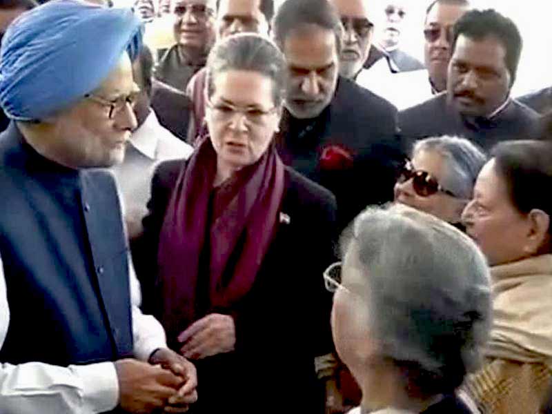 Video : 'We are Fully Behind Manmohan Singh,' Says Sonia Gandhi After Walk of Support for Former PM